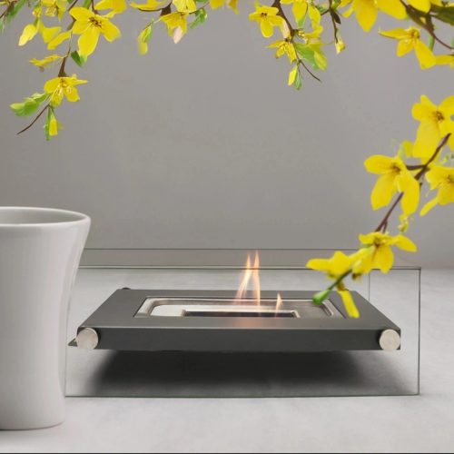 Szabadon álló asztali füstmentes biokandalló otthoni kertbe, fekete díszítő kövekkel