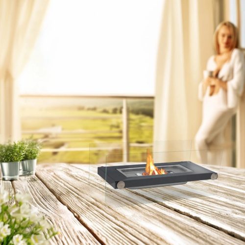 Szabadon álló asztali füstmentes biokandalló otthoni kertbe, fekete díszítő kövekkel