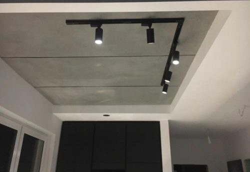 Fekete szögletes sarokcsatlakozó egyfázisú gyűjtősínekhez