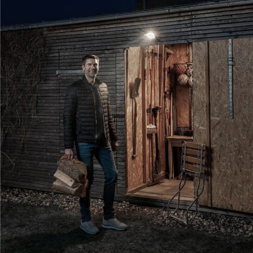 LED reflektor 30W 2400lm 6500K IP65 fekete mozgás- és alkonyérzékelővel + KOBI MHNC távirányító