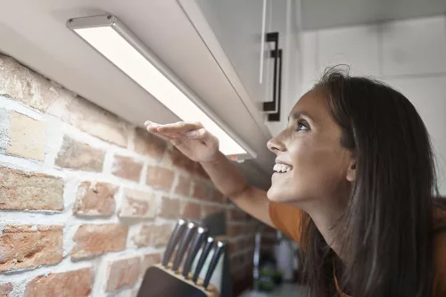 LED szekrény alatti fényszalag 3.2W 200lm CCT alkonyati mozgásérzékelővel, elemes, szürke lineáris Ledvance