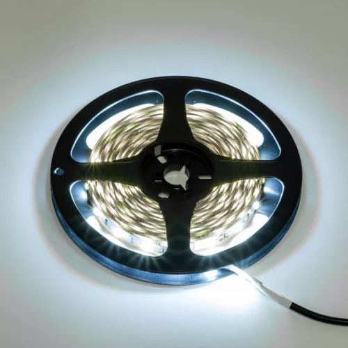 Szett LED szalag szalag 12V 24W 300LED SMD 2835 hideg 8mm 5m + tápegység