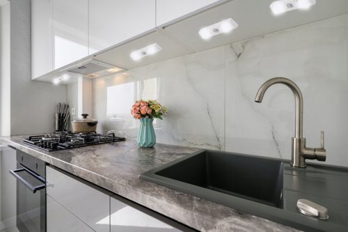 Öntapadó LED-es szekrény alatti lámpa mozgásérzékelővel, 4000K elem 2xAA, fehér