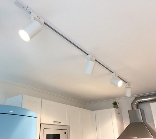 Egyfázisú fehér gyűjtősín 1,5 m-es nyomtávú spotlámpákhoz