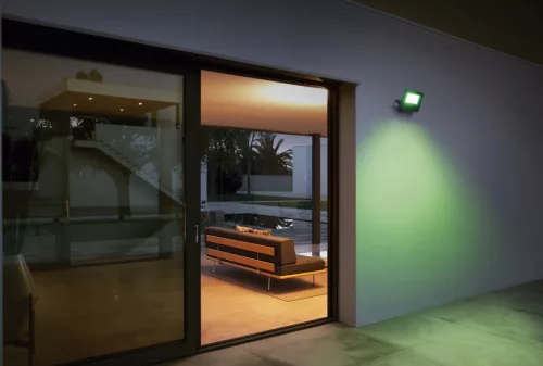 LED reflektor 10W 300lm RGB+W IP65 fekete LEDVANCE Smart+ WiFi Flood