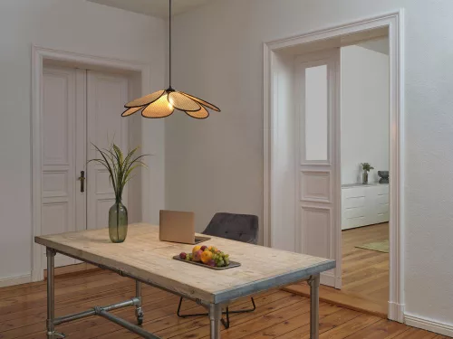 Dekoratív függő mennyezeti lámpa, E27, bézs színű, rattanból készült, százszorszép formájú, gyöngyházfényű, Osram