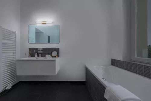 Tükör fölé szerelhető fürdőszobai LED fali lámpa 6.8W 3000-4000K CCT 650lm, barna IP44 Orbis Osram
