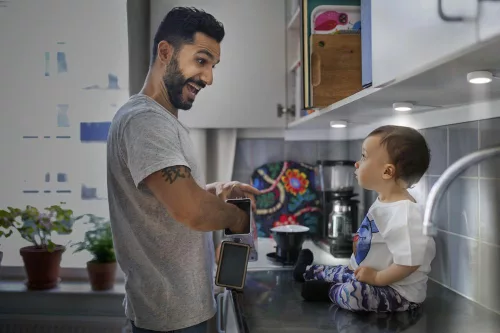 Hordozható szekrény alatti spot bútor LED lámpa 3W 3000K meleg fényű 250lm fehér Spot Puck Osram