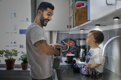Hordozható szekrény alatti spot bútor LED lámpa 3W 3000K meleg fényű 250lm, fekete Spot Puck Osram