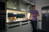 Szekrény alatti lineáris LED lámpa mozgásérzékelővel, 12W 3000K meleg fényű 760lm, ezüst Linear Flat Osram