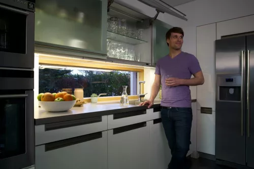 Szekrény alatti lineáris LED lámpa mozgásérzékelővel, 12W 3000K meleg fényű 760lm, ezüst Linear Flat Osram