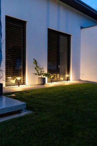 Endura Osram napelemes kerti lámpa, kültéri álló LED, mozgás- és alkonykapcsolóval, 6W, 400lm, 3000K, meleg, szabályozható fényerejű, fekete, IP44