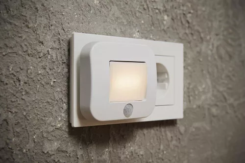 Konnektorba dugható LED éjszakai irányfény mozgásérzékelővel, 0.7W 3000K meleg fényű 10lm, fehér Lunetta Osram
