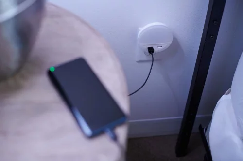 Konnektorba dugható LED éjszakai irányfény alkonyérzékelővel, 13W 3000K meleg fényű 3lm, fehér Lunetta Osram