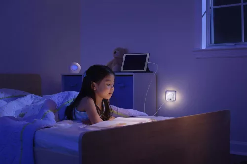 Konnektorba dugható LED éjszakai irányfény alkonyérzékelővel, 12.5W 3000K meleg fényű 9lm, fehér Lunetta Osram