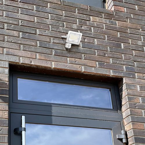 LED reflektor 20W 1800lm 5000K IP65 fehér mozgás- és alkonyérzékelővel VIDEX LUCA