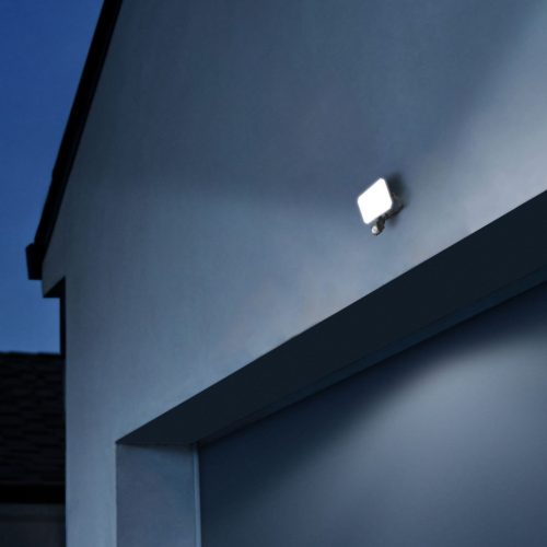 LED reflektor 30W 2850lm 5000K Hidegfényű mozgás- és alkonyérzékelővel, fekete, tejszerű burával, Videx