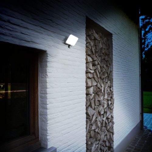 LED reflektor 50W 4750lm 5000K Hidegfényű mozgás- és alkonyérzékelővel, fekete, tejszerű burával, Videx