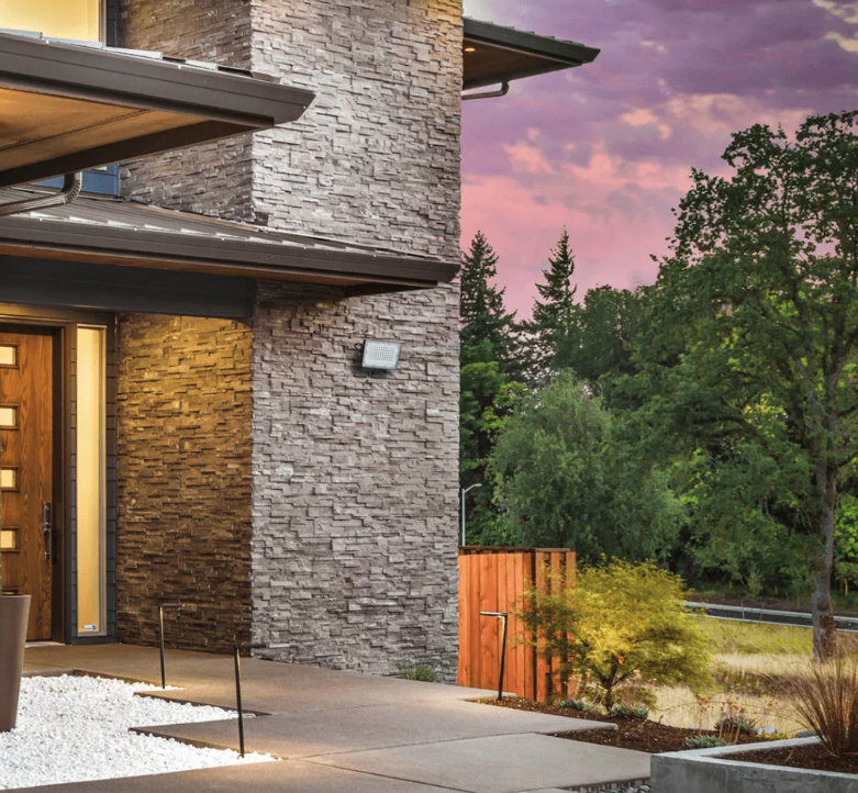 Fény egy gombnyomásra: a távirányítható LED reflektor, ami kényelmet visz a mindennapokba