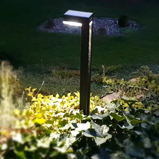 Szolár kerti lámpa leszúrható kivitelben – praktikus és dekoratív világítás a kertben
